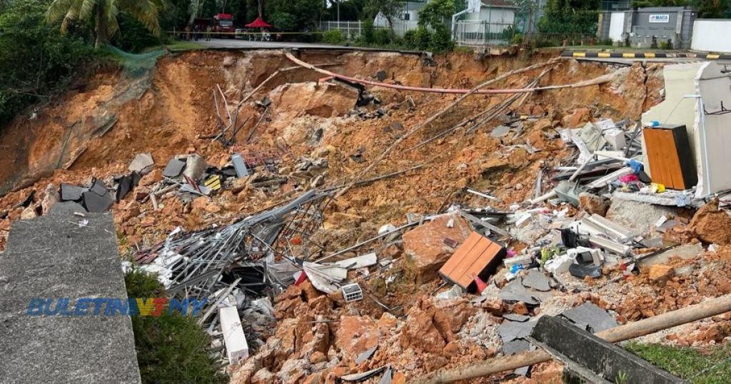 Video Tanah Runtuh Bukit Tunku Runtuhan Kecil Retakan Baru Dikesan