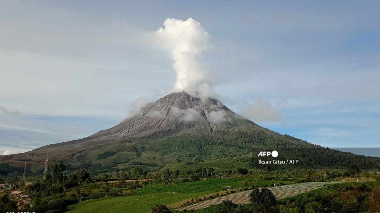  Gunung  Sinabung Indonesia  Meletus  Muntahkan Abu Tebal 