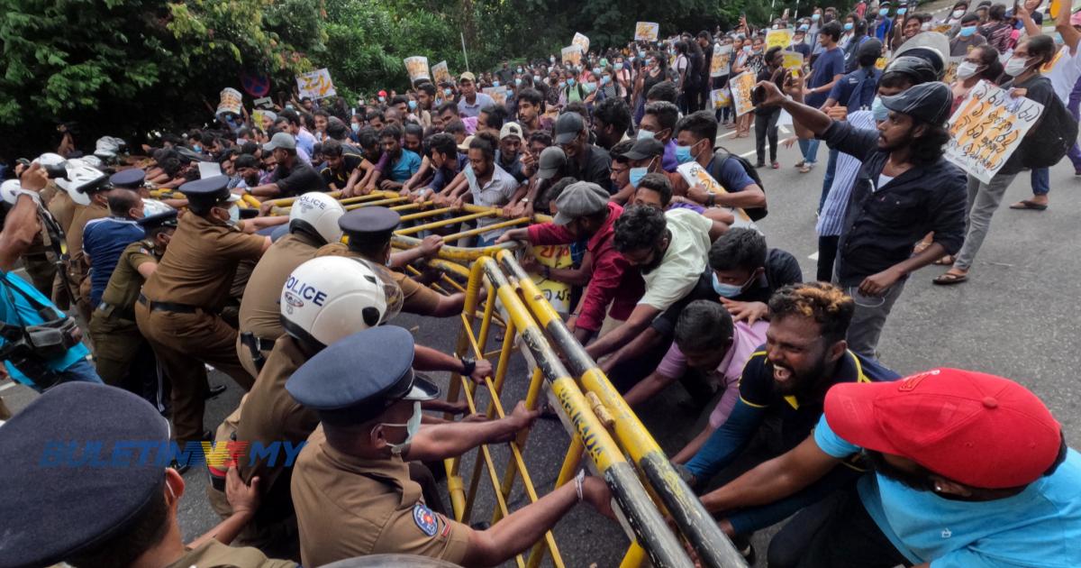 Ratusan Pelajar Universiti Bertempur Dengan Polis Di Sri Lanka.