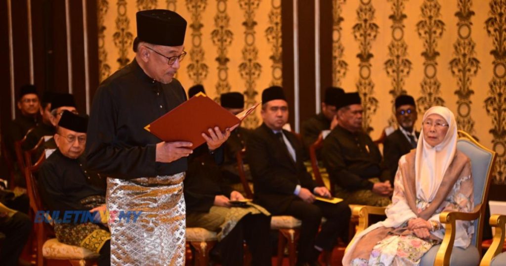 [VIDEO] Anwar Angkat Sumpah Perdana Menteri Ke-10 | BULETIN TV3 Malaysia