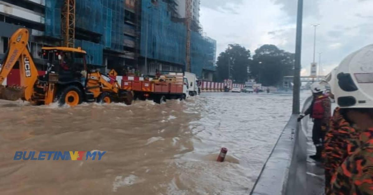 [VIDEO] Banjir kilat, kenderaan terkandas di Lebuhraya Kajang Silk