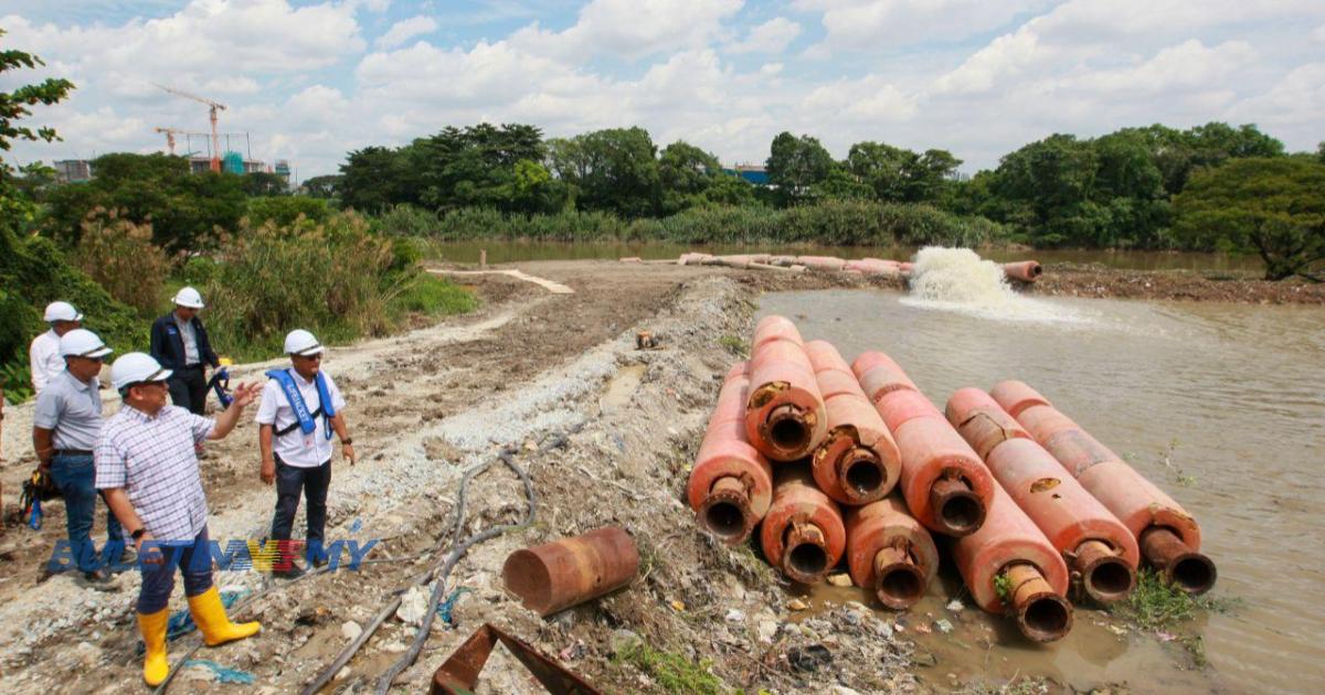 Tilam, kereta sorong bayi antara sampah halang kerja pendalaman Sungai Klang