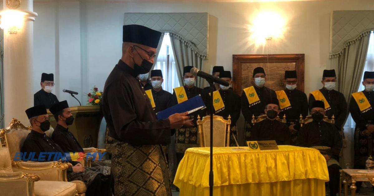 [VIDEO] Mohd Shukri angkat sumpah Menteri Besar Perlis ke-8