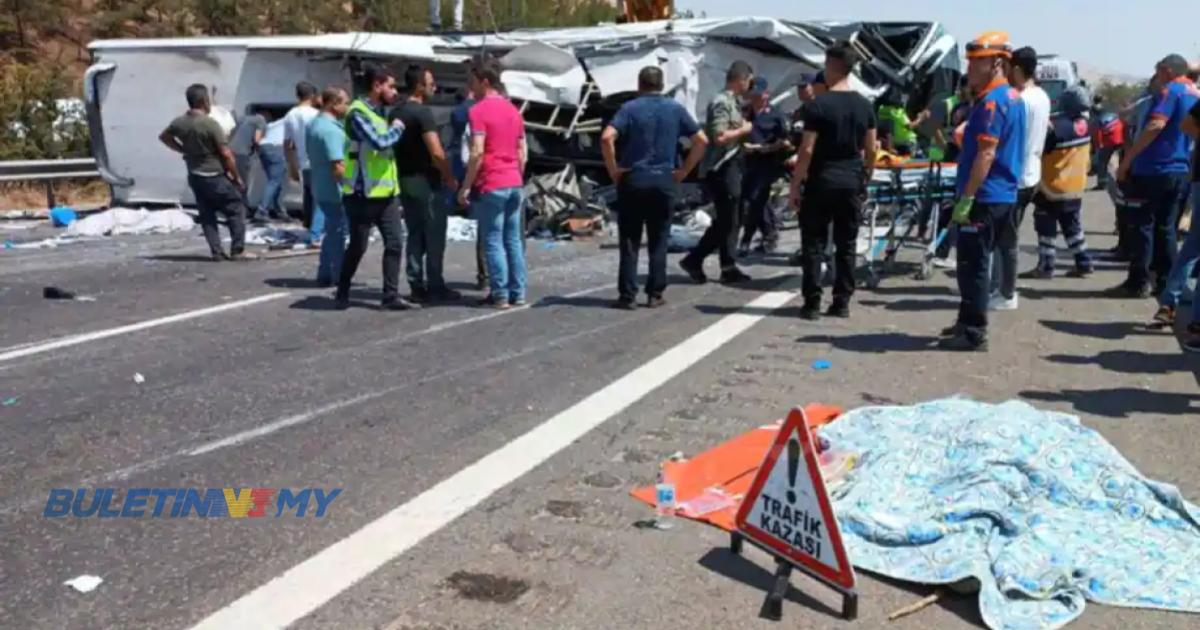 Tujuh maut bas bertembung lori di Timur Turkiye
