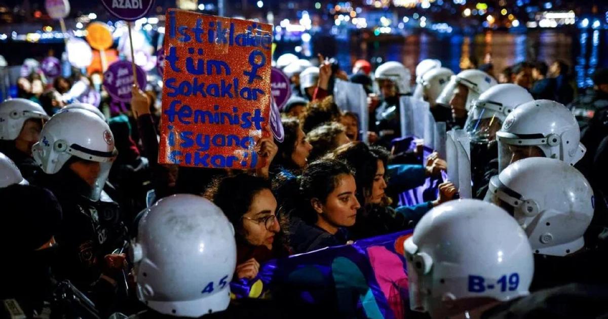 Berpuluh-puluh ditahan dalam perarakan wanita di Istanbul