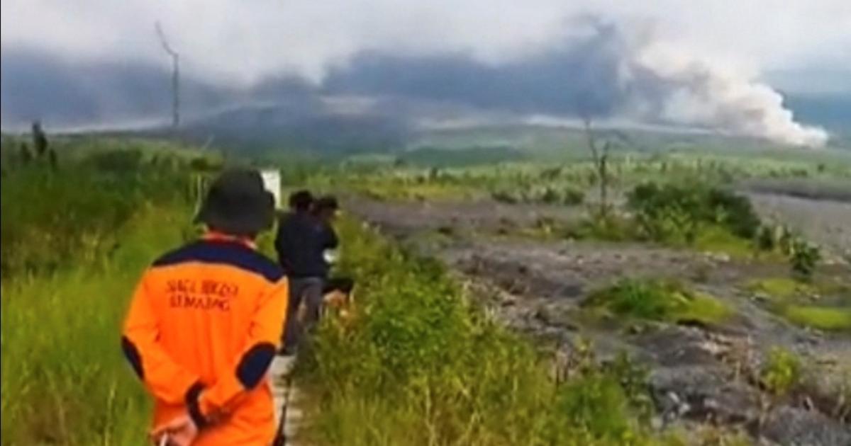 [VIDEO] Gunung berapi Semeru Jawa Timur meletus, penduduk diarah pindah