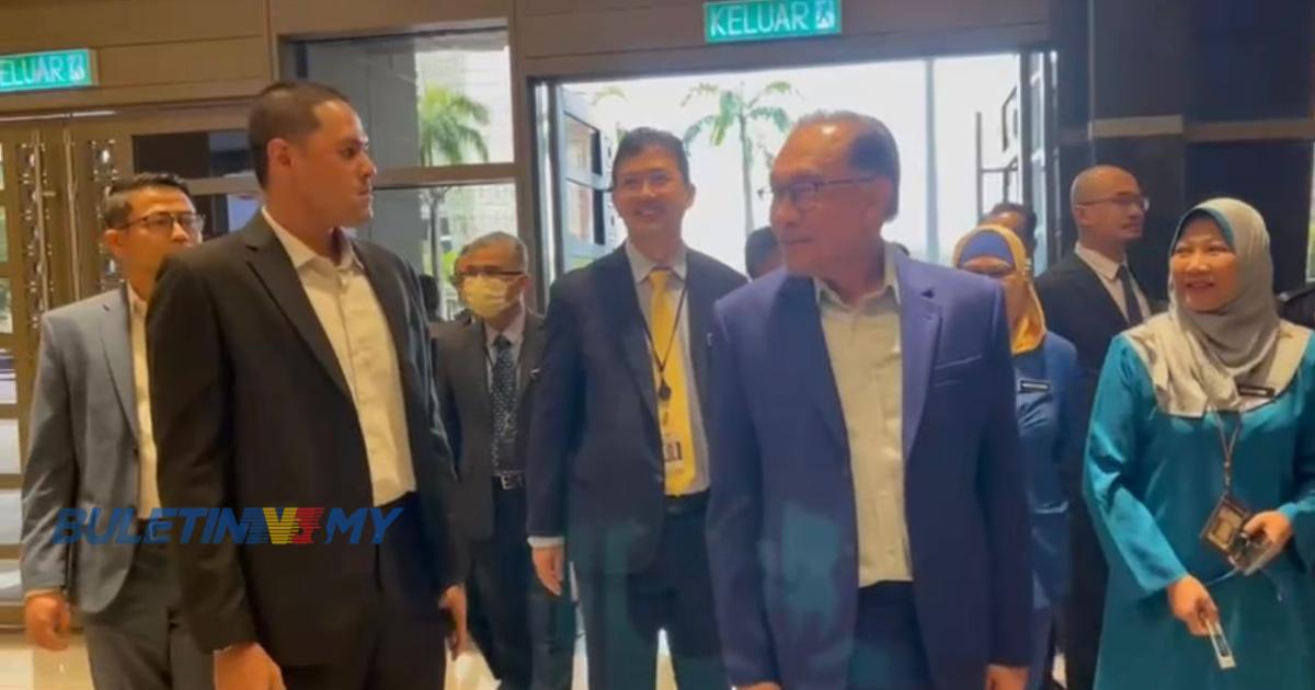 [VIDEO] Anwar mulakan tugas rasmi Menteri Kewangan