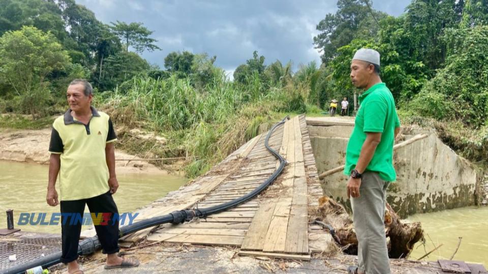 Jambatan Kampung Temalir runtuh akibat arus deras