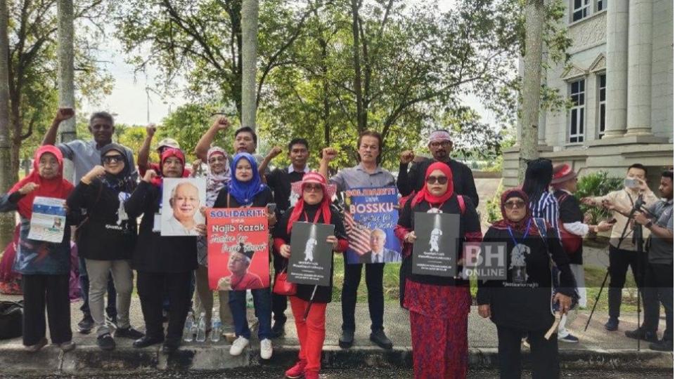 Penyokong Najib berkumpul di luar Istana Kehakiman