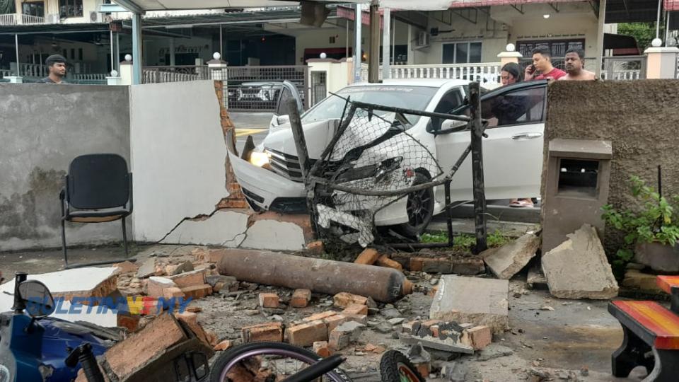 Jurubahasa mahkamah rugi lebih RM20,000, kereta rempuh tembok rumah