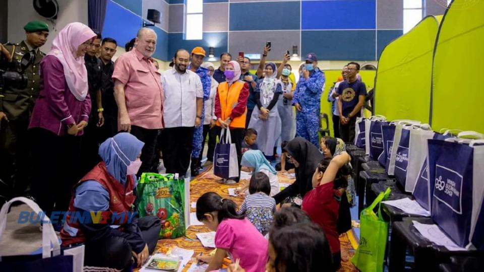 Sultan Johor santuni mangsa banjir di PPS