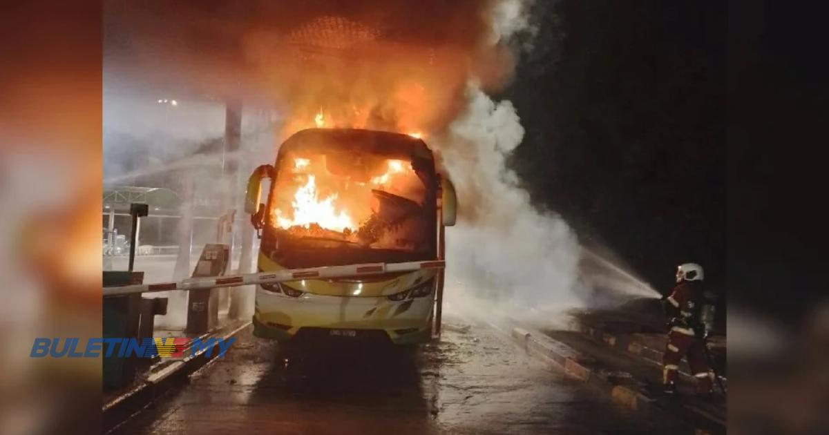 [VIDEO] Bas persiaran bawa 44 penumpang terbakar