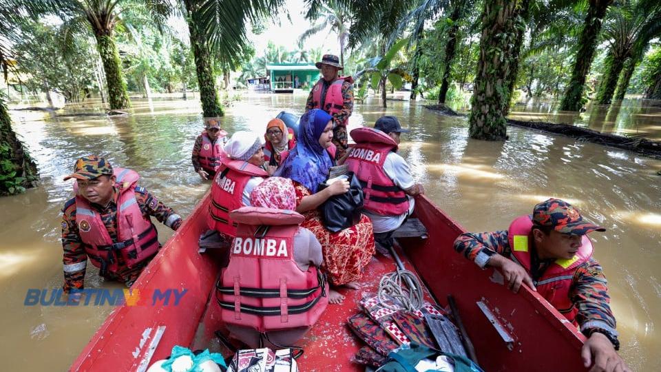 Lebih 12,000 mangsa pindah, banjir di Johor dan Sabah makin buruk