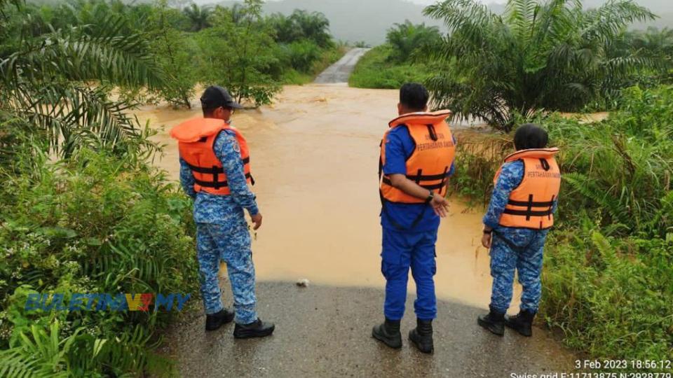Jambatan tenggelam, ratusan penduduk kampung terputus hubungan