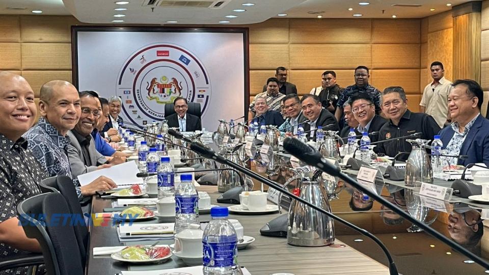 ‘Ini bukan mesyuarat UMNO’ seloroh PM