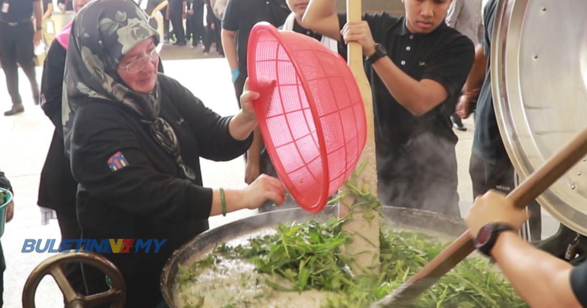 [VIDEO] 1,500 bubur lambuk ‘air tangan’ Permaisuri Agong diagihkan kepada rakyat