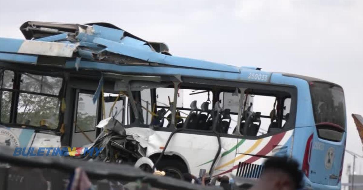 Kereta api rempuh bas sarat dengan penumpang, 6 maut, 74 cedera
