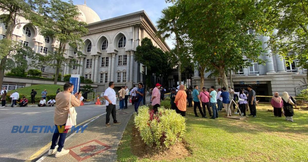 Kes SRC: Penyokong Najib berkumpul di Istana Kehakiman