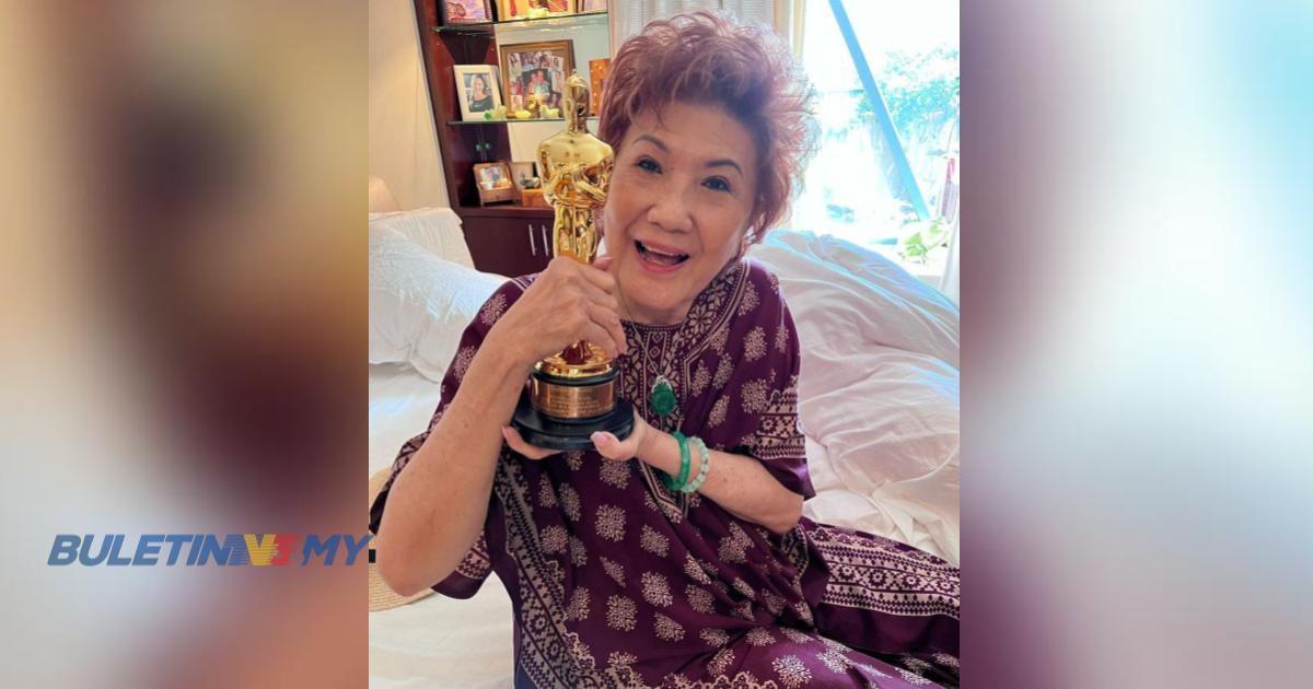 Michelle Yeoh kongsi kegembiraan, bawa trofi Oscars lawat pusara bapa