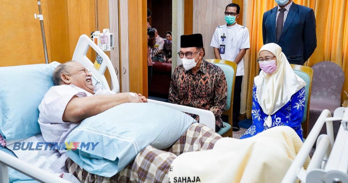 Anwar, Dr Wan Azizah ziarah Raja Perlis di Hospital Putrajaya