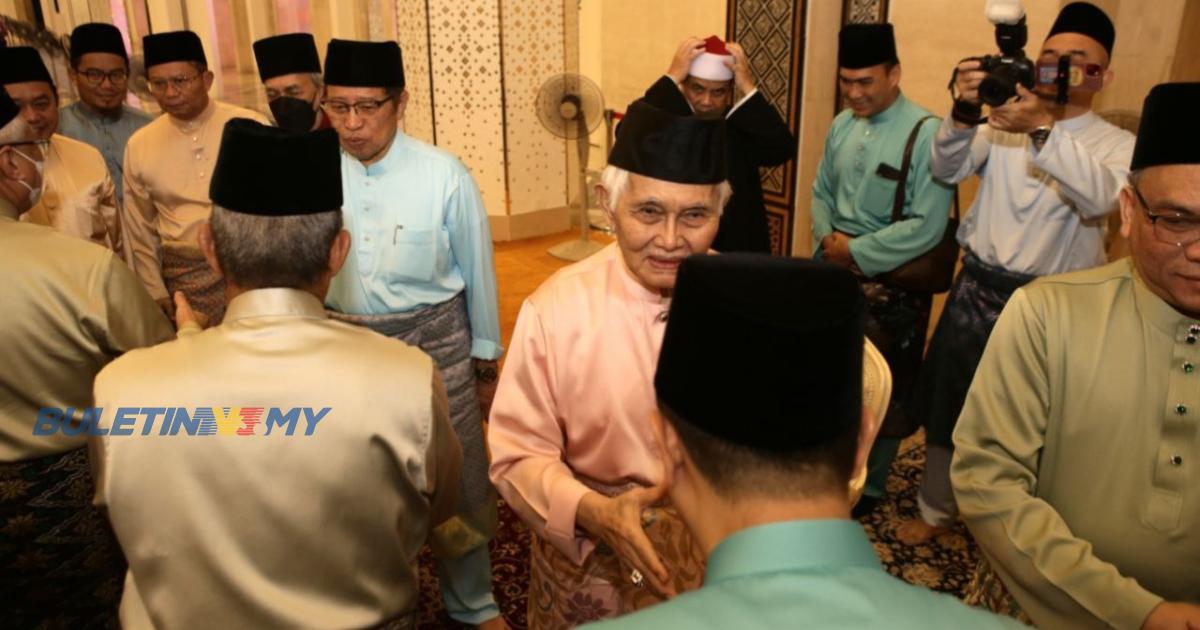 Tun Taib Abang Johari Tunai Solat Sunat Aidilfitri Bersama 5 000