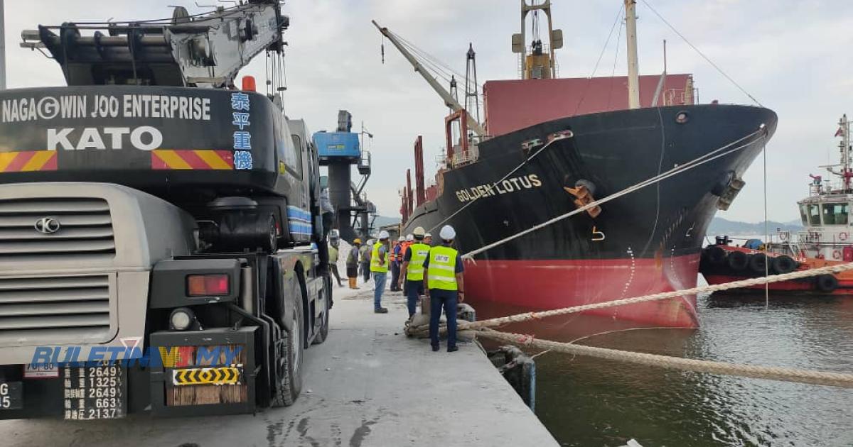 [VIDEO] Pemandu maut, lori jatuh laut