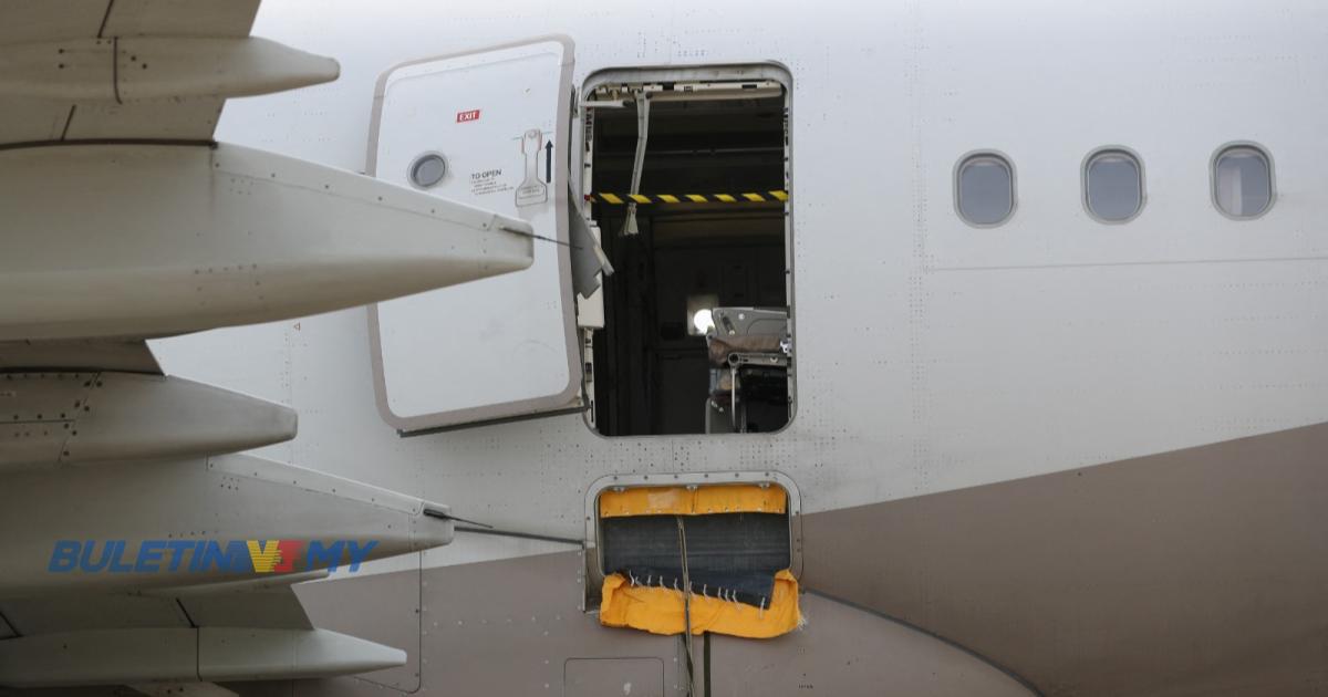 Pintu pesawat terbuka ketika penerbangan, seorang ditahan.