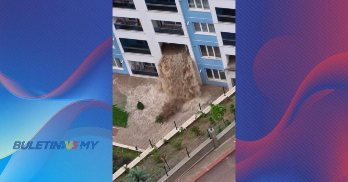 [VIDEO] Air banjir memasuki bangunan pangsapuri, mencurah turun dari balkoni tingkat dua