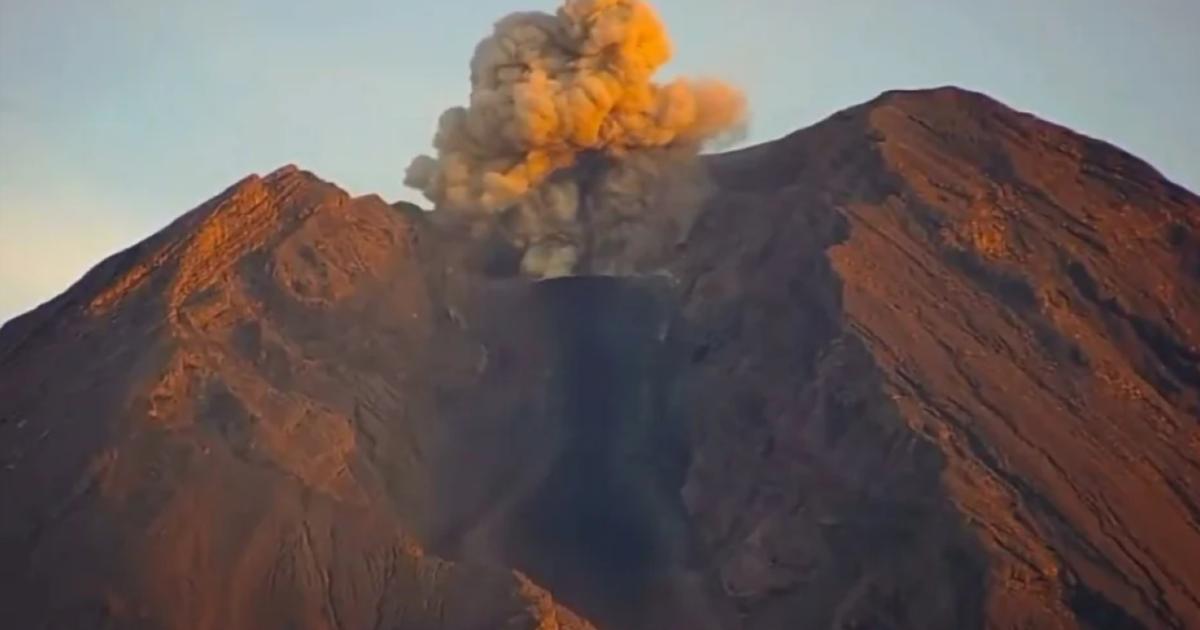 Gunung Semeru Indonesia meletus