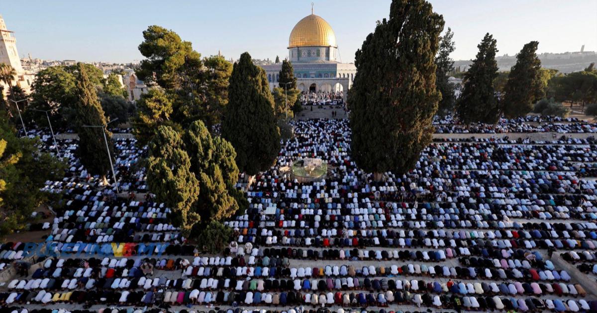 100,000 umat Islam tunaikan solat Aidiladha, polis Israel serbu kawasan Masjid Al-Aqsa