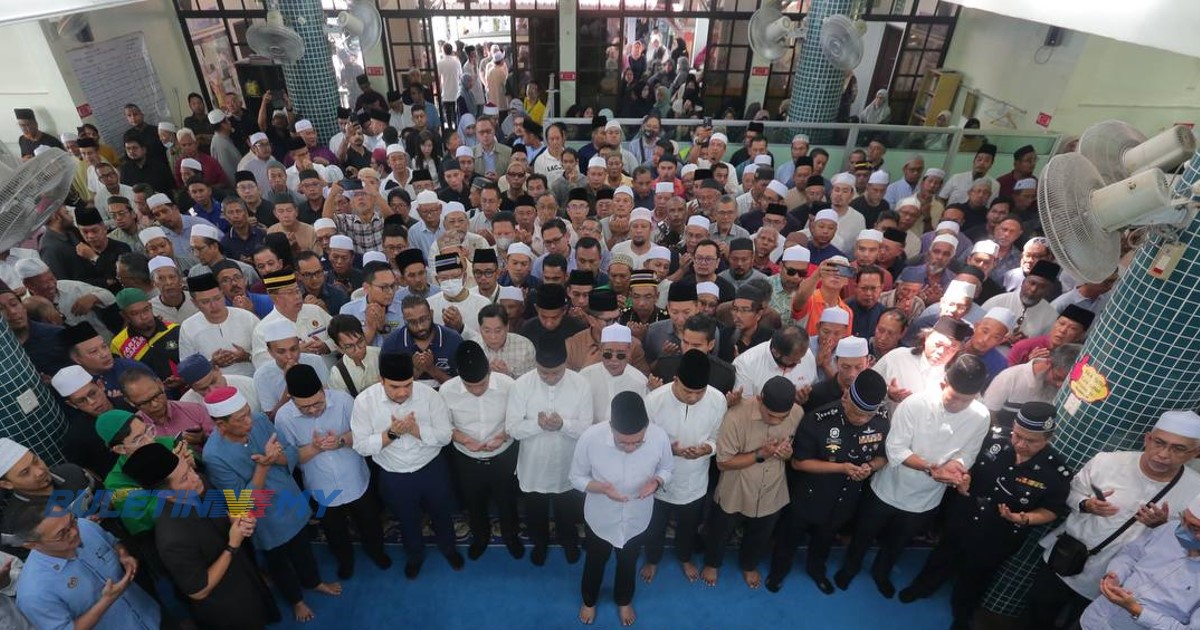 [VIDEO] PM imamkan solat jenazah Allahyarham Salahuddin Ayub