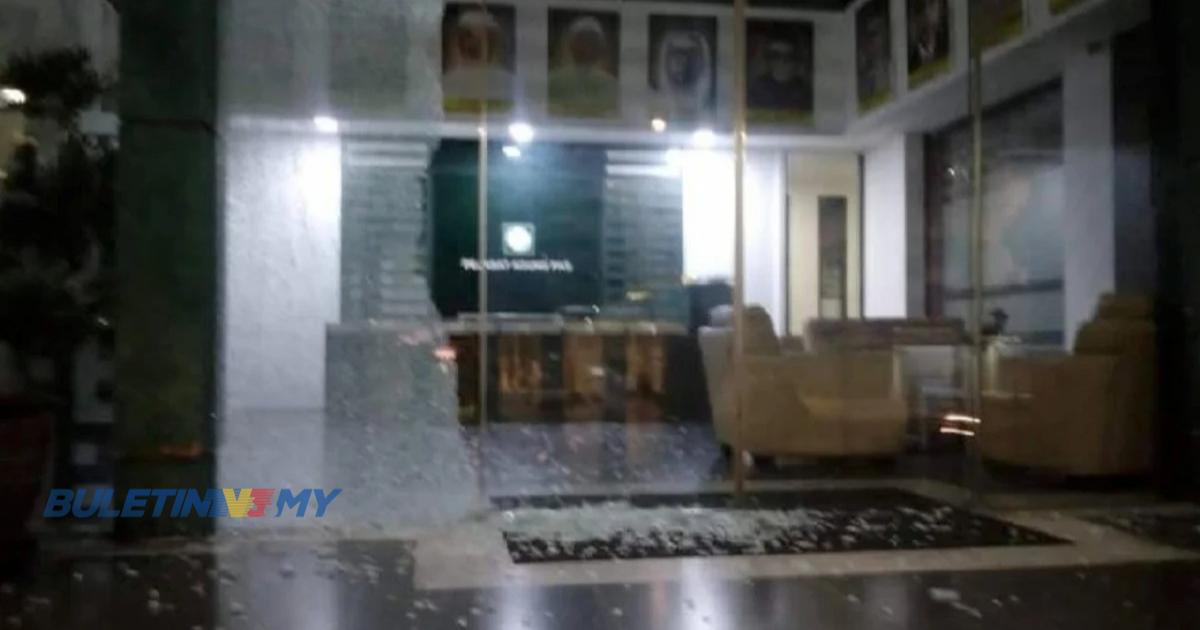 [VIDEO] Lelaki pecahkan dinding kaca Pejabat Agung PAS sedang dikesan