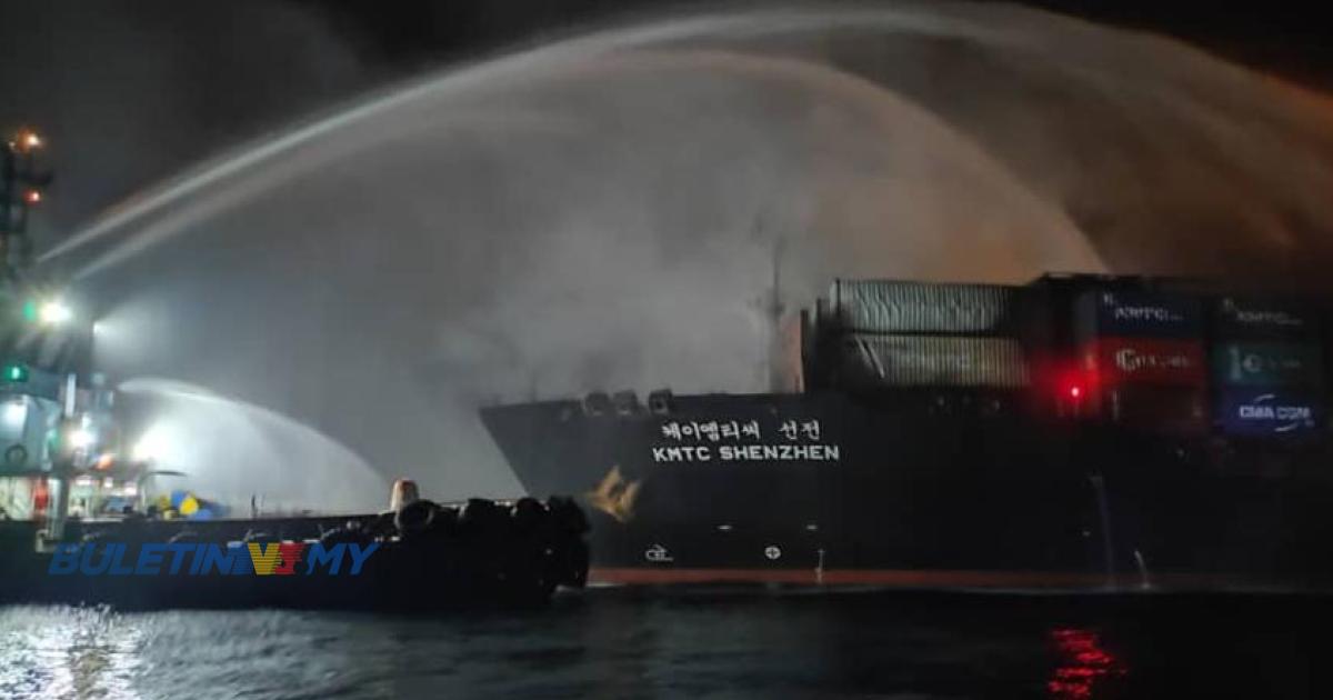 [VIDEO] Kontena di atas kapal kargo terbakar