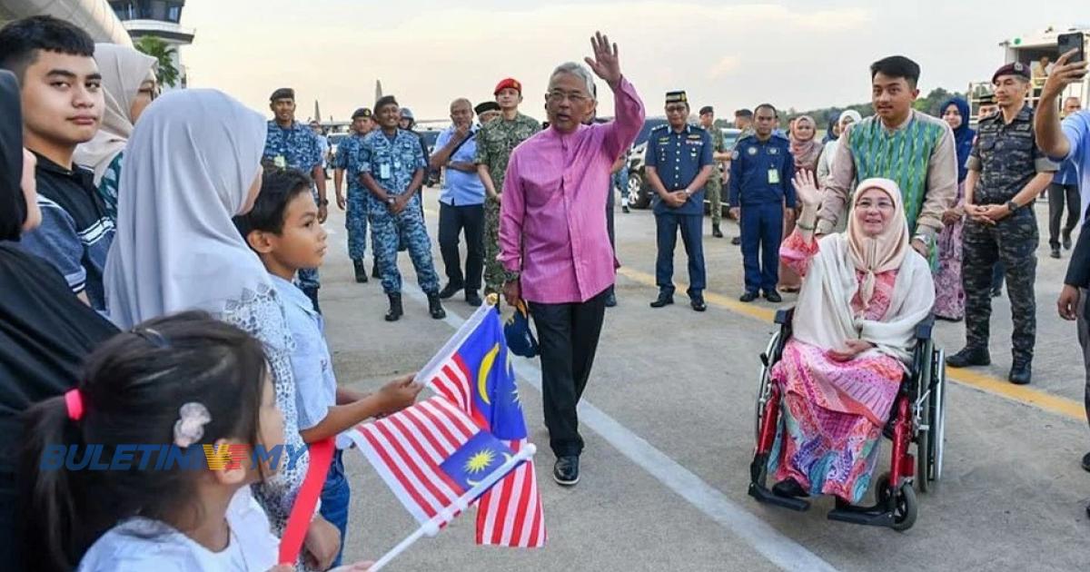 Seri Paduka tiba di Subang selepas akhiri Kembara Kenali Borneo