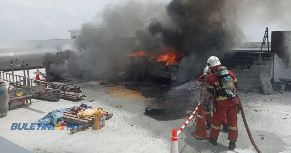 Kilang terbakar, asap tebal dapat dilihat sejauh 5 kilometer