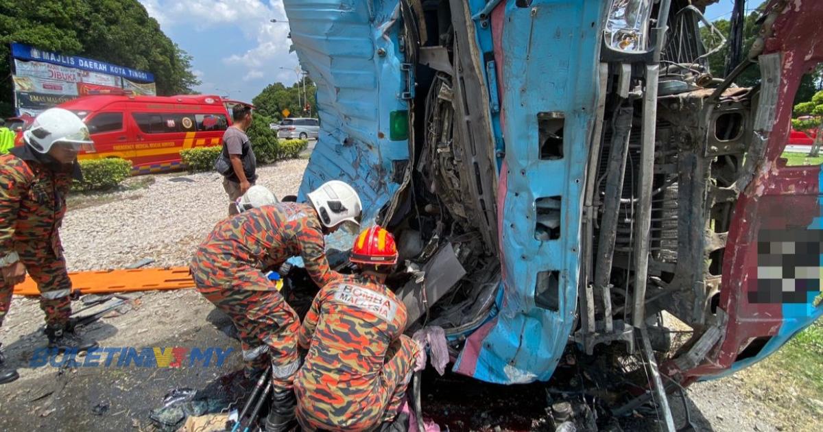 Dua pemandu lori cedera selepas terbabit kemalangan di persimpangan kampung Makam, jalan Mersing-Johor Bahru