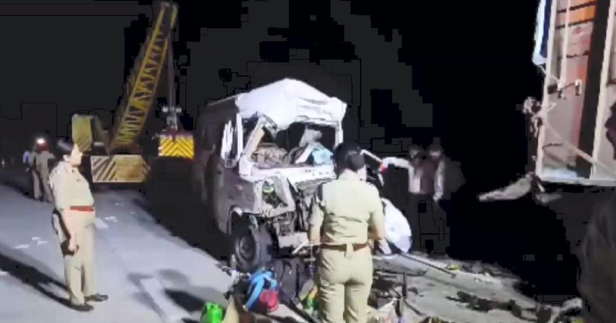 12 maut, bas mini rempuh lori kontena di India