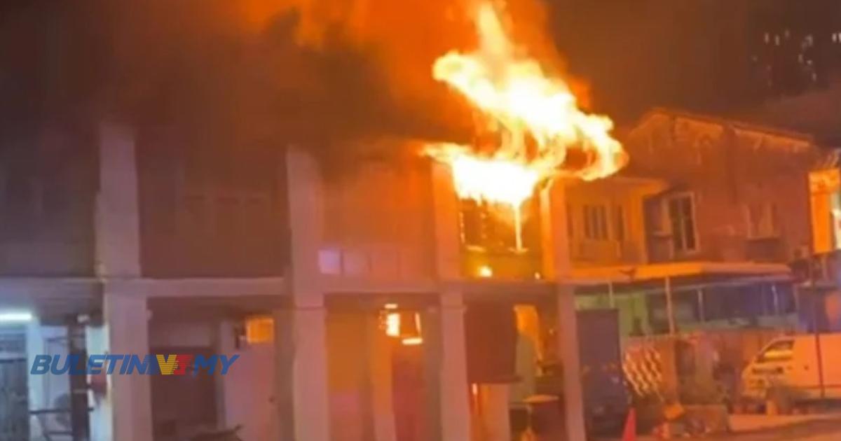 Empat kedai 2 tingkat sederet musnah dalam kebakaran