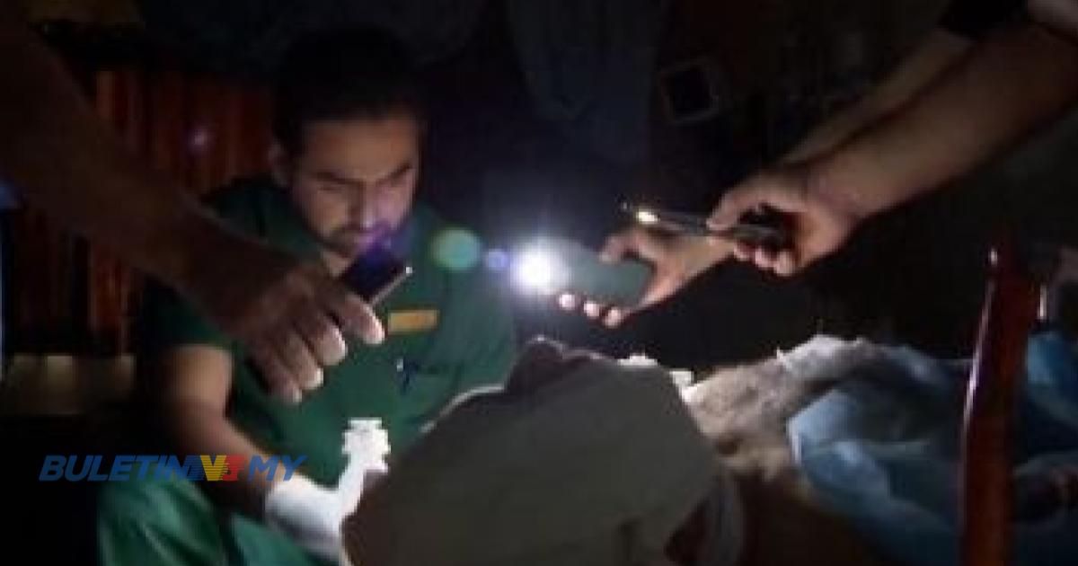 Doktor di Gaza bedah pesakit guna cahaya telefon bimbit