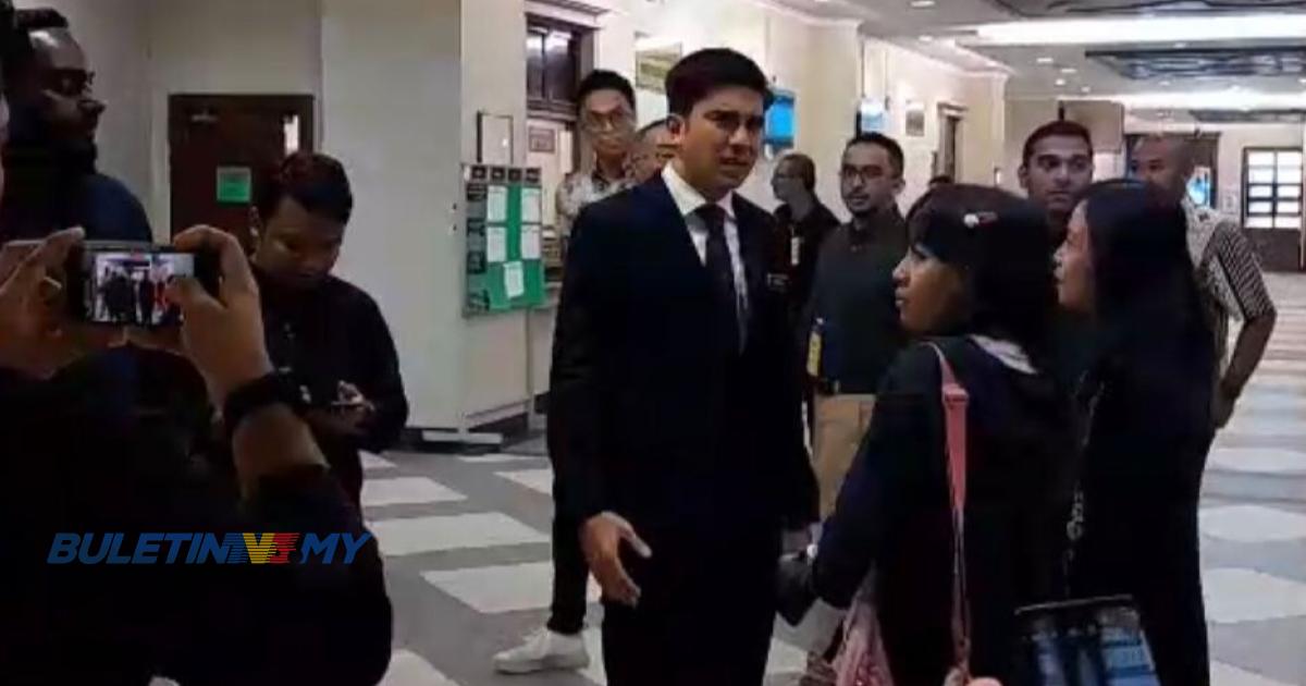 [VIDEO] Syed Saddiq tiba di mahkamah dengar keputusan