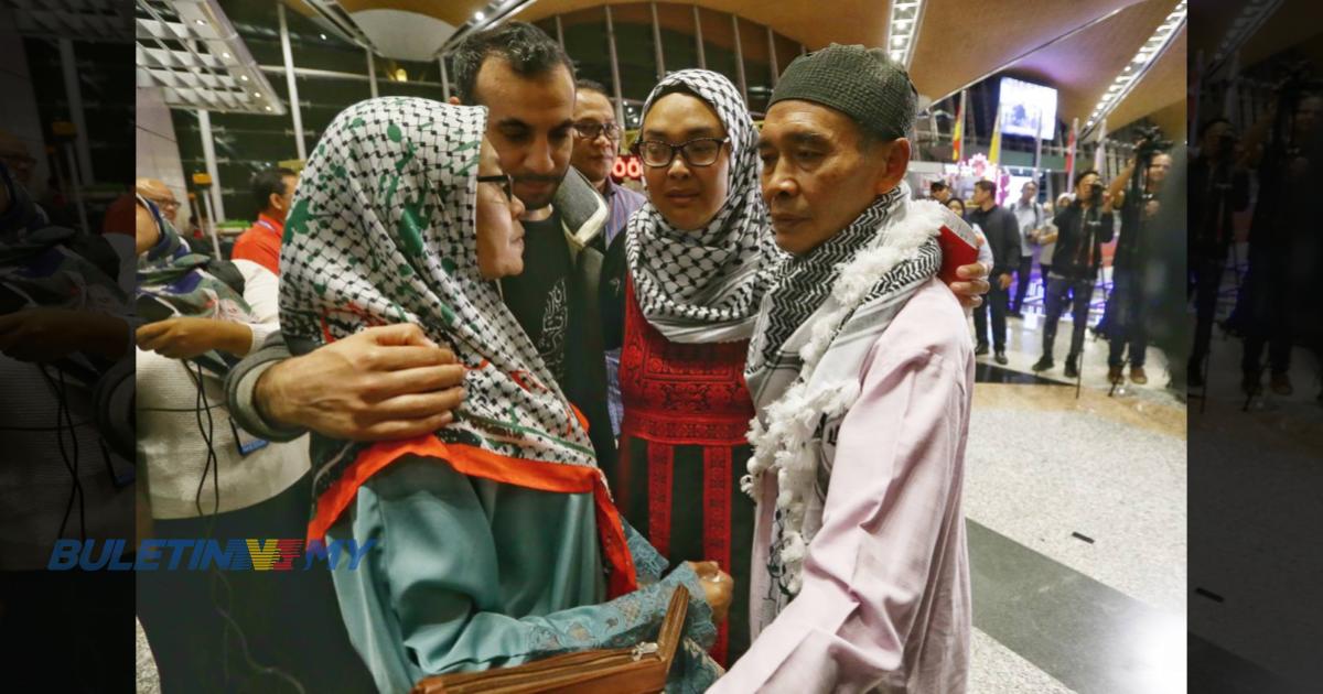 [VIDEO] Nurul Ain, suami selamat tiba di KLIA, disambut keluarga