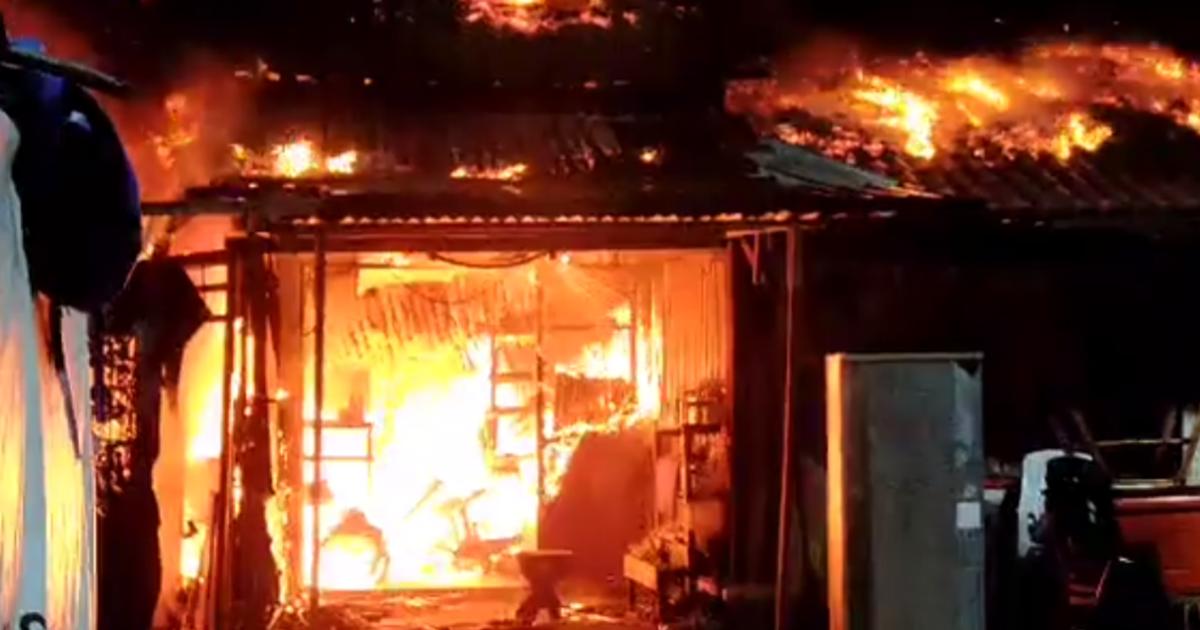 [VIDEO] Sembilan gerai makan di Dataran Teluk Kemang terbakar
