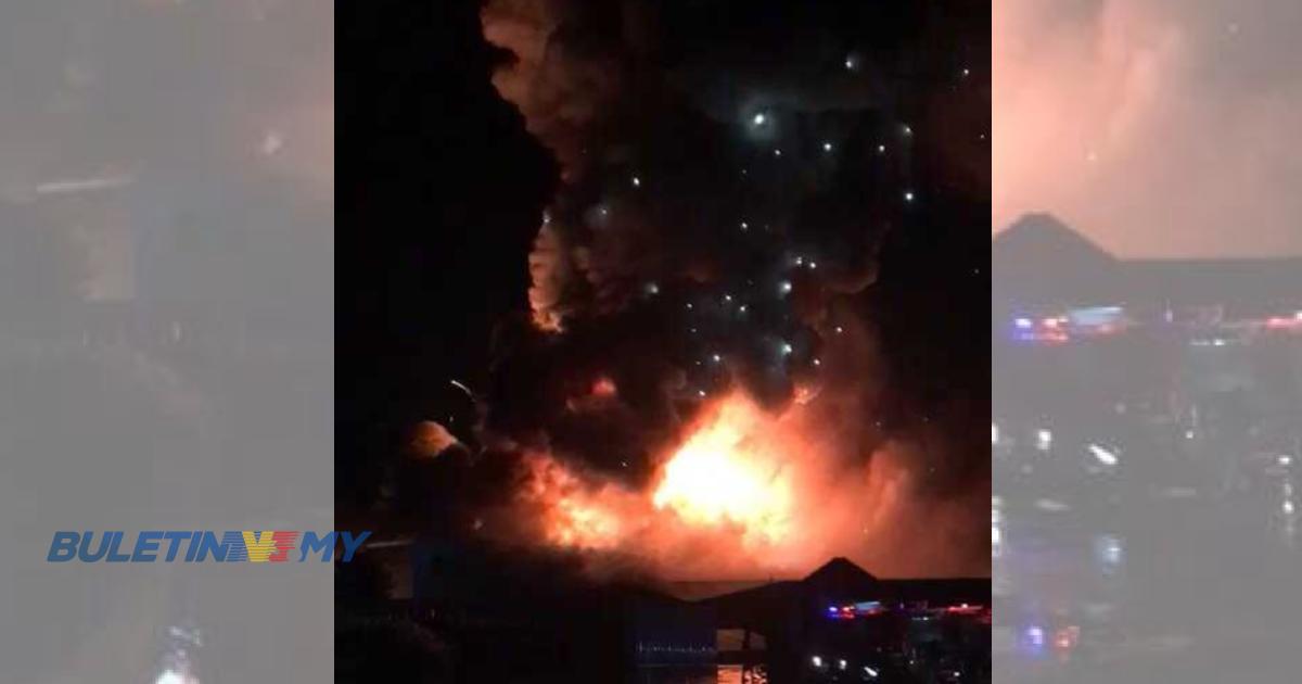 [VIDEO] Kilang terbakar berserta letupan, usaha pemadaman digerakkan JBPM
