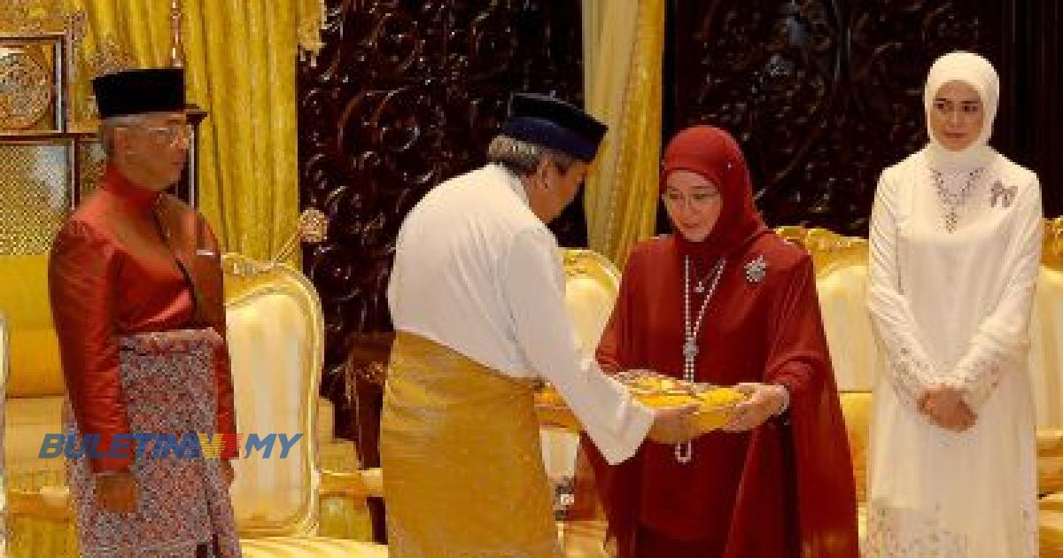 Raja Permaisuri Agong Berkenan Menerima Darjah Kebesaran Tertinggi ...