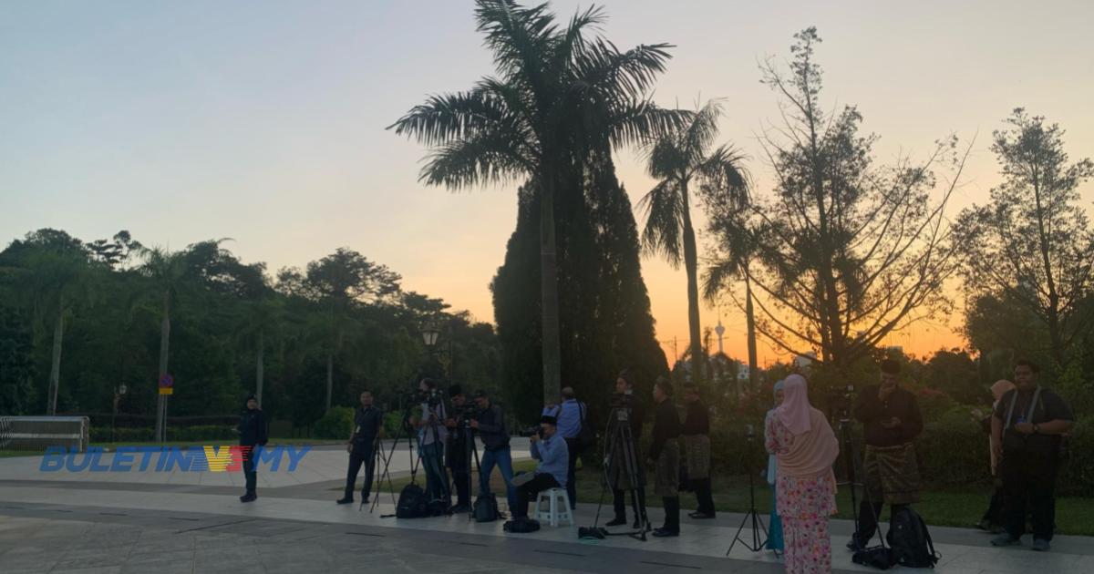 Lambaian Kasih: Pengamal media mula berkumpul di pekarangan Istana Negara untuk liputan