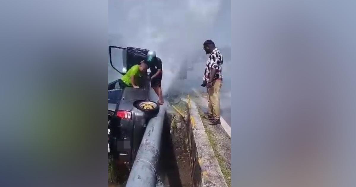 Kereta terbabas rempuh paip air PBAPP