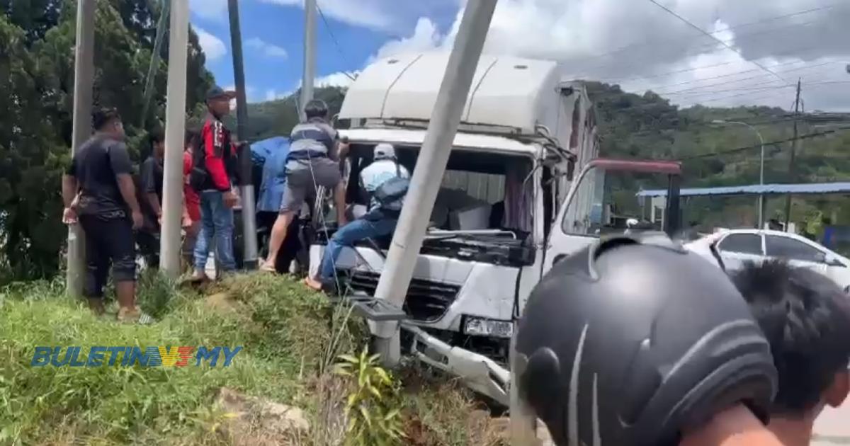 [VIDEO] Kemalangan 3 kenderaan babit lori 3 tan, seorang cedera, 15 terselamat