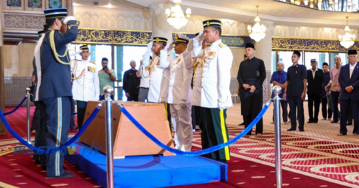 Jenazah Tun Abdul Taib diberikan penghormatan terakhir di Masjid Negara