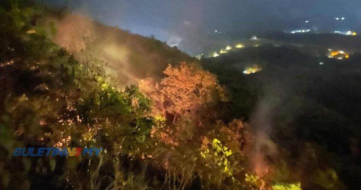 Bomba giat padam kebakaran di Bukit Broga