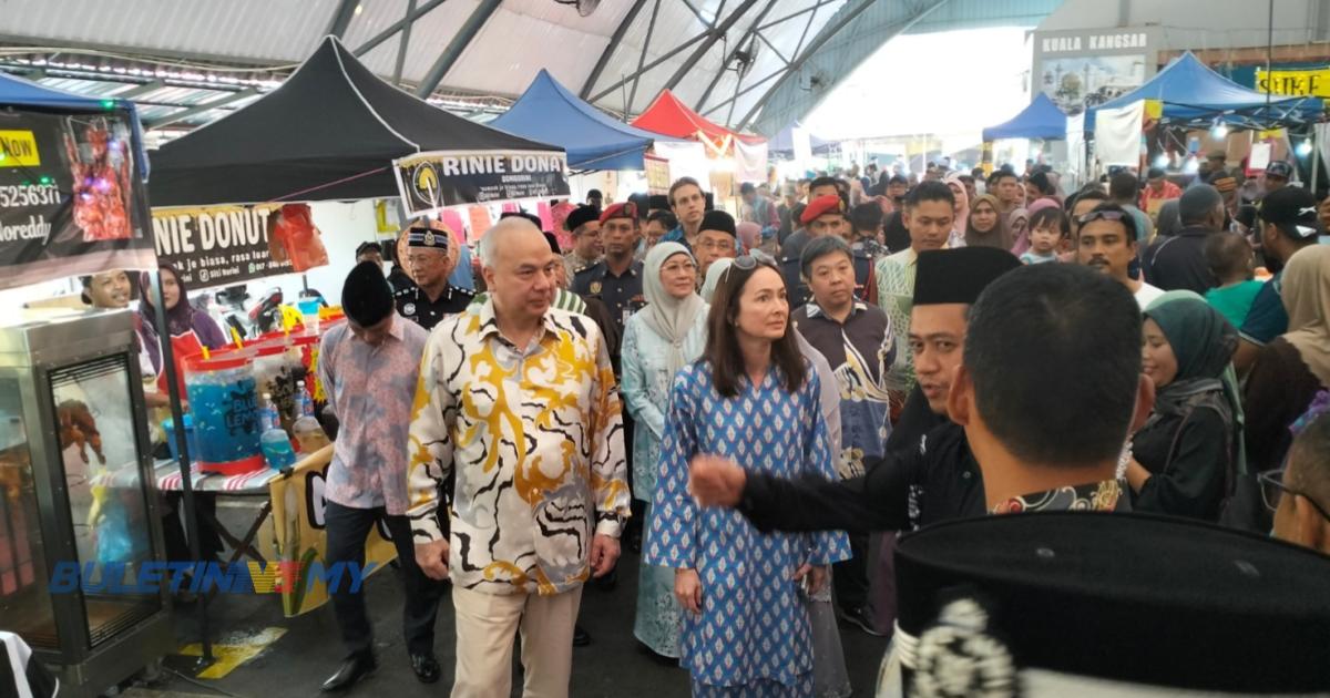 Sultan Nazrin kunjung bazar Ramadan Kuala Kangsar